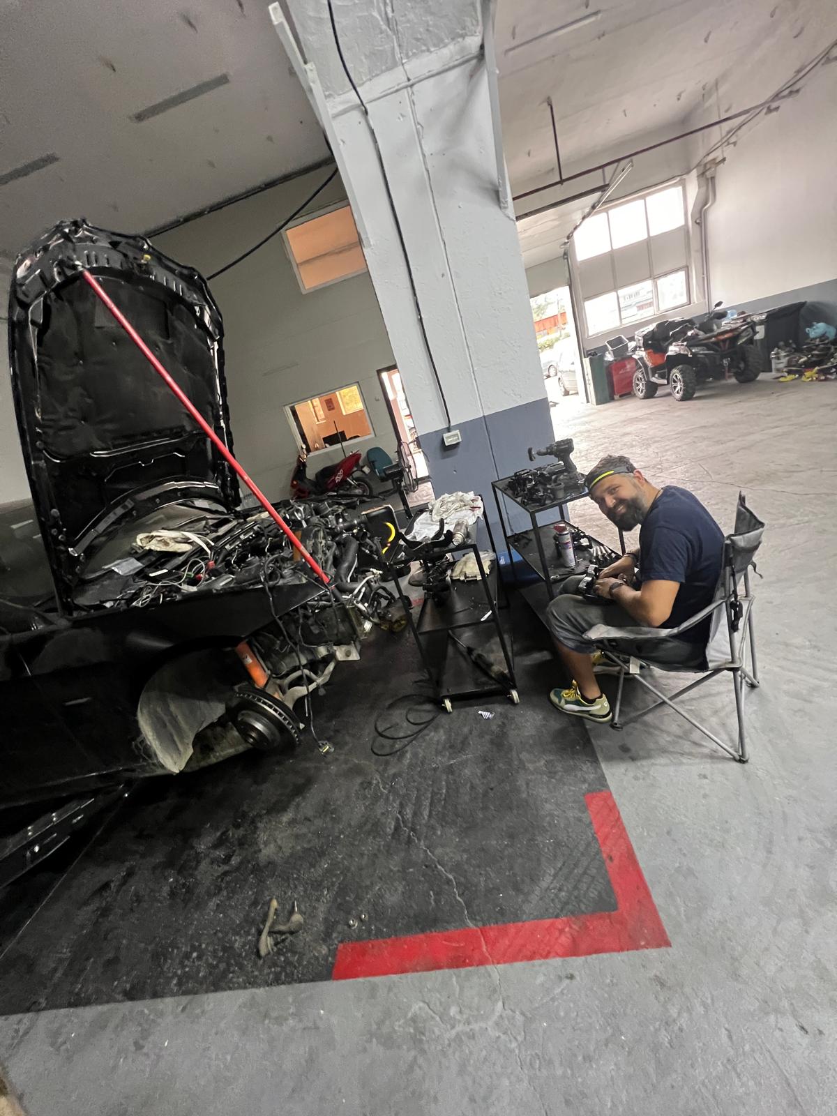 Inginer auto efectuând diagnoză pe un vehicul